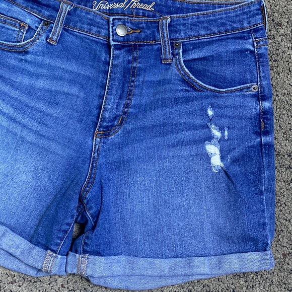 Universal Thread Midrise Boyfriend Distressed Jean Shorts Sz 10 - Picture 3 of 7